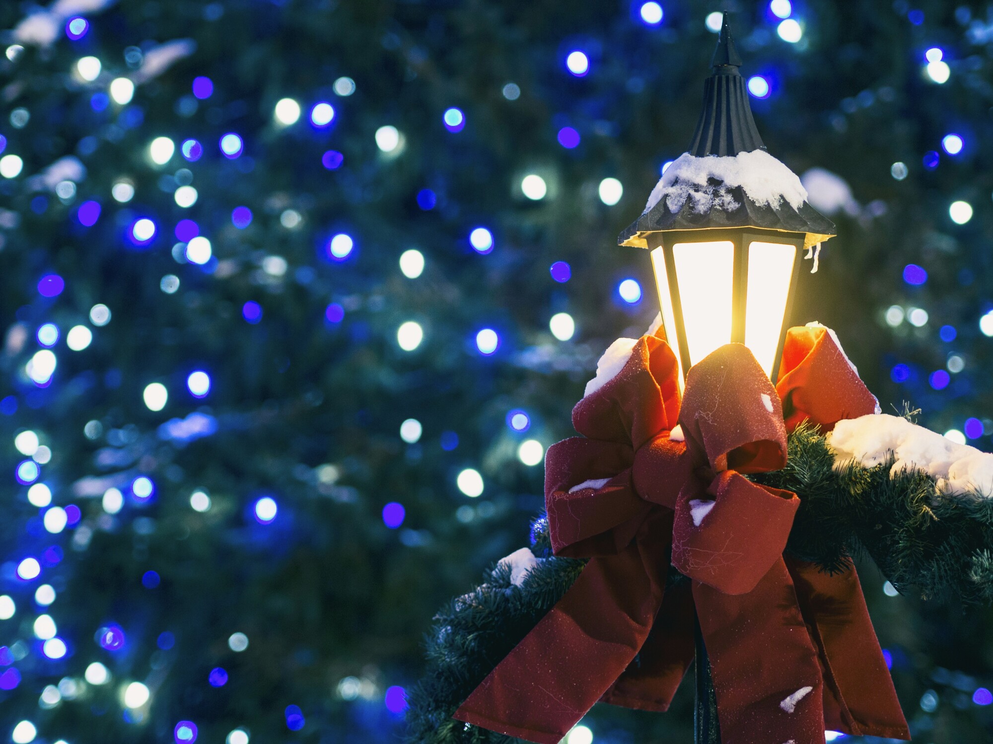 The Dos and Don'ts of HOA Holiday Decorating